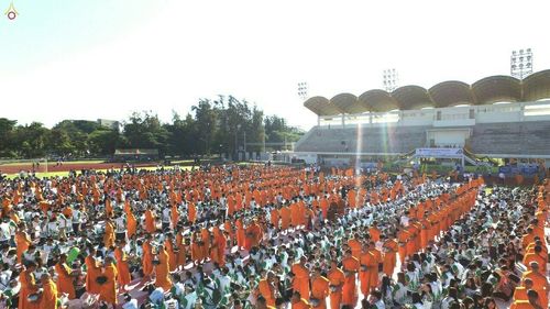 ภาพ No.18121:ประมวลภาพตักบาตรพระ 775 รูป ต้อนรับ Freshy KU 75 