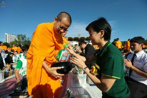 ภาพ No.18124:ประมวลภาพตักบาตรพระ 775 รูป ต้อนรับ Freshy KU 75 