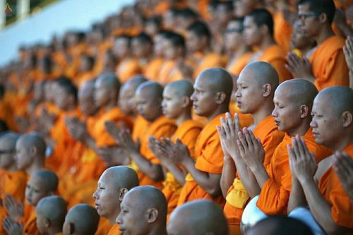 ภาพ No.18126:ประมวลภาพตักบาตรพระ 775 รูป ต้อนรับ Freshy KU 75 