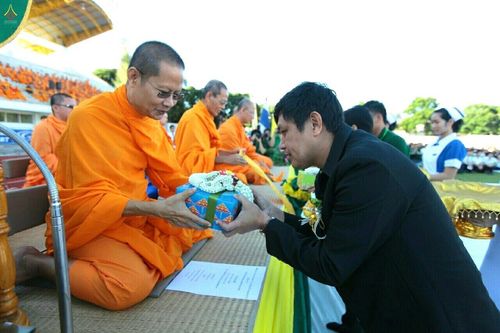 ภาพ No.18127:ประมวลภาพตักบาตรพระ 775 รูป ต้อนรับ Freshy KU 75 