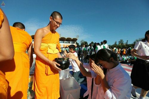 ภาพ No.18129:ประมวลภาพตักบาตรพระ 775 รูป ต้อนรับ Freshy KU 75 