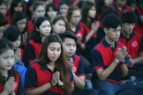 ภาพ No.18130:ประมวลภาพตักบาตรพระ 775 รูป ต้อนรับ Freshy KU 75 