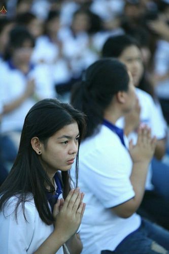 ภาพ No.18133:ประมวลภาพตักบาตรพระ 775 รูป ต้อนรับ Freshy KU 75 