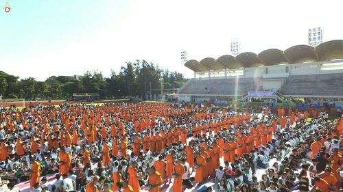 ภาพ No.18132:ประมวลภาพตักบาตรพระ 775 รูป ต้อนรับ Freshy KU 75 