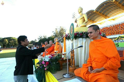 ภาพ No.18135:ประมวลภาพตักบาตรพระ 775 รูป ต้อนรับ Freshy KU 75 