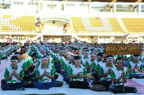 ภาพ No.18136:ประมวลภาพตักบาตรพระ 775 รูป ต้อนรับ Freshy KU 75 