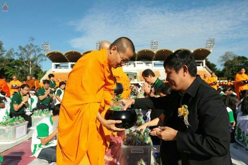 ภาพ No.18138:ประมวลภาพตักบาตรพระ 775 รูป ต้อนรับ Freshy KU 75 