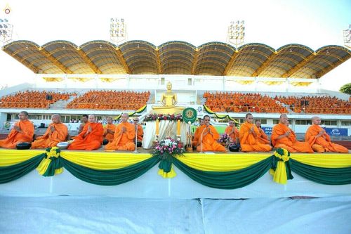 ภาพ No.18139:ประมวลภาพตักบาตรพระ 775 รูป ต้อนรับ Freshy KU 75 