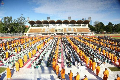 ภาพ No.18140:ประมวลภาพตักบาตรพระ 775 รูป ต้อนรับ Freshy KU 75 