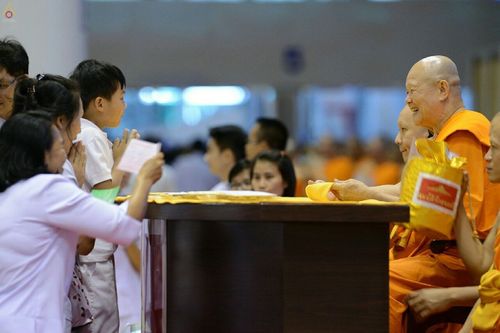 ภาพ No.18731:วันคล้ายวันเกิด 131 ปี พระมงคลเทพมุนี (สด จนฺทสโร) หลวงปู่วัดปากน้ำ ภาษีเจริญ ผู้ค้นพบวิชชาธรรมกาย วันเสาร์ที่ 10 ตุลาคม พ.ศ. 2558