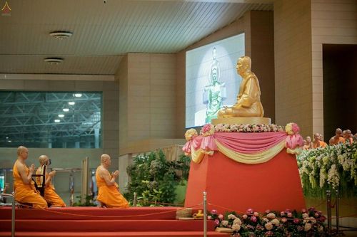 ภาพ No.18789:วันคล้ายวันเกิด 131 ปี พระมงคลเทพมุนี (สด จนฺทสโร) หลวงปู่วัดปากน้ำ ภาษีเจริญ ผู้ค้นพบวิชชาธรรมกาย วันเสาร์ที่ 10 ตุลาคม พ.ศ. 2558