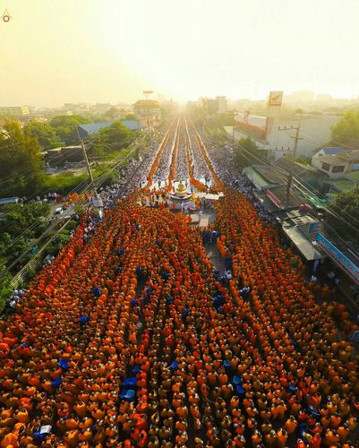 ภาพ No.18941:ประมวลภาพตักบาตรพระ 10,000 รูป ณ ถนนเอกชัย จ.สมุทรสาคร