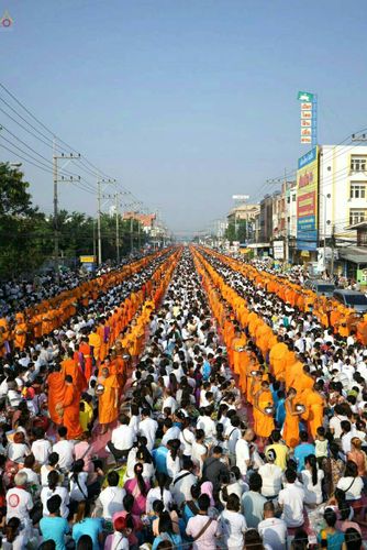 ประมวลภาพตักบาตรพระ 10,000 รูป ณ ถนนเอกชัย จ.สมุทรสาคร