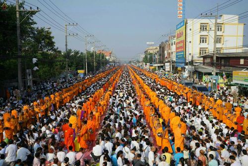 ภาพ No.18948:ประมวลภาพตักบาตรพระ 10,000 รูป ณ ถนนเอกชัย จ.สมุทรสาคร