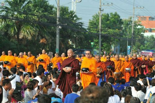 ภาพ No.18945:ประมวลภาพตักบาตรพระ 10,000 รูป ณ ถนนเอกชัย จ.สมุทรสาคร