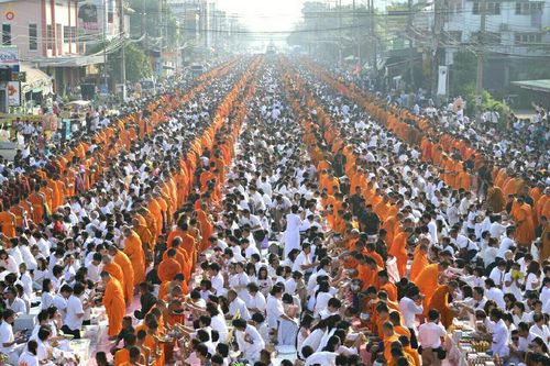ภาพ No.18946:ประมวลภาพตักบาตรพระ 10,000 รูป ณ ถนนเอกชัย จ.สมุทรสาคร