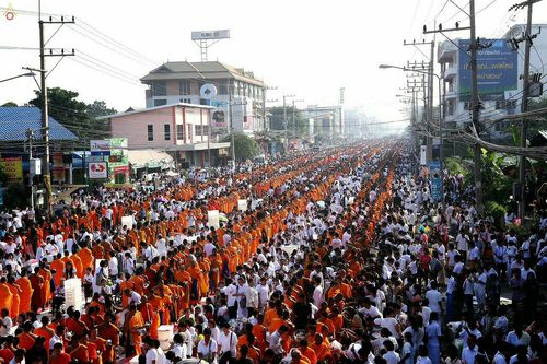 ภาพ No.18950:ประมวลภาพตักบาตรพระ 10,000 รูป ณ ถนนเอกชัย จ.สมุทรสาคร