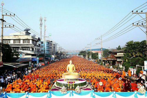 ภาพ No.18943:ประมวลภาพตักบาตรพระ 10,000 รูป ณ ถนนเอกชัย จ.สมุทรสาคร
