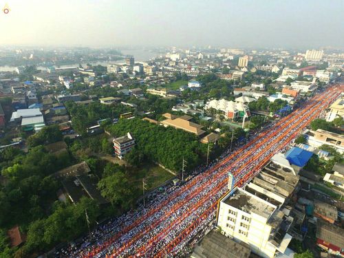 ภาพ No.18952:ประมวลภาพตักบาตรพระ 10,000 รูป ณ ถนนเอกชัย จ.สมุทรสาคร