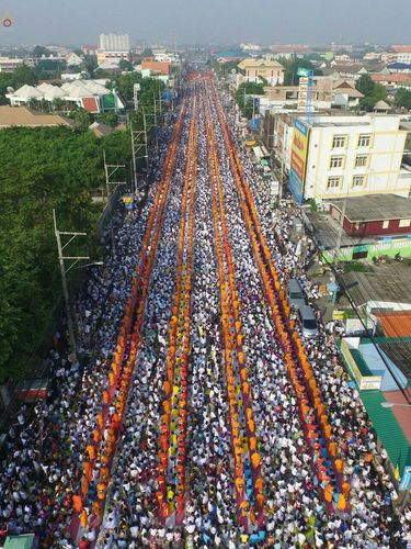 ภาพ No.18953:ประมวลภาพตักบาตรพระ 10,000 รูป ณ ถนนเอกชัย จ.สมุทรสาคร