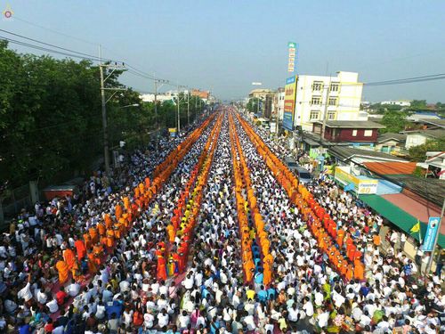 ภาพ No.18955:ประมวลภาพตักบาตรพระ 10,000 รูป ณ ถนนเอกชัย จ.สมุทรสาคร