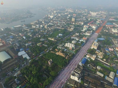 ภาพ No.18954:ประมวลภาพตักบาตรพระ 10,000 รูป ณ ถนนเอกชัย จ.สมุทรสาคร