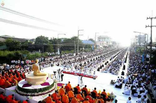ภาพ No.18951:ประมวลภาพตักบาตรพระ 10,000 รูป ณ ถนนเอกชัย จ.สมุทรสาคร