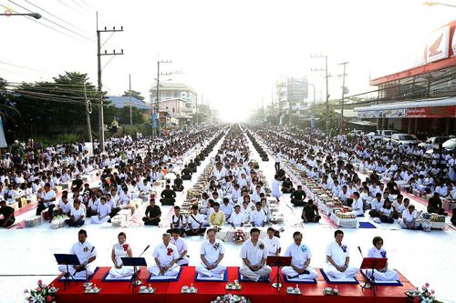ภาพ No.18957:ประมวลภาพตักบาตรพระ 10,000 รูป ณ ถนนเอกชัย จ.สมุทรสาคร
