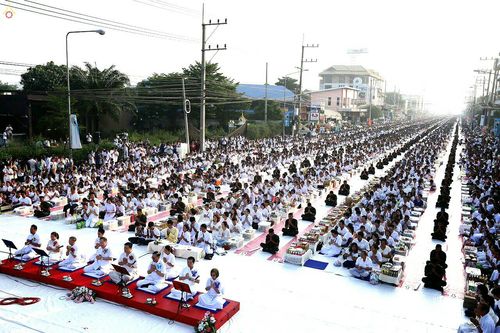 ภาพ No.18958:ประมวลภาพตักบาตรพระ 10,000 รูป ณ ถนนเอกชัย จ.สมุทรสาคร