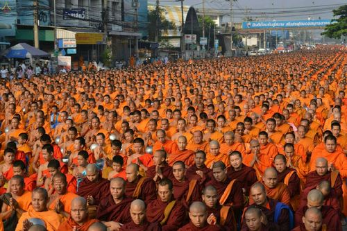 ภาพ No.18959:ประมวลภาพตักบาตรพระ 10,000 รูป ณ ถนนเอกชัย จ.สมุทรสาคร