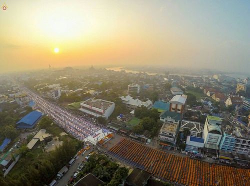 ภาพ No.18960:ประมวลภาพตักบาตรพระ 10,000 รูป ณ ถนนเอกชัย จ.สมุทรสาคร