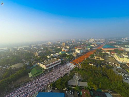 ภาพ No.18961:ประมวลภาพตักบาตรพระ 10,000 รูป ณ ถนนเอกชัย จ.สมุทรสาคร