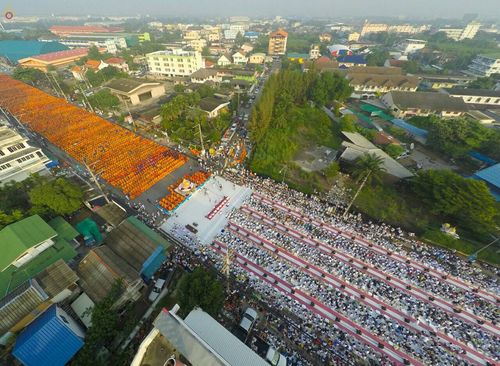 ภาพ No.18962:ประมวลภาพตักบาตรพระ 10,000 รูป ณ ถนนเอกชัย จ.สมุทรสาคร