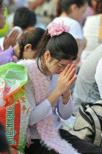 ภาพ No.18963:ประมวลภาพตักบาตรพระ 10,000 รูป ณ ถนนเอกชัย จ.สมุทรสาคร