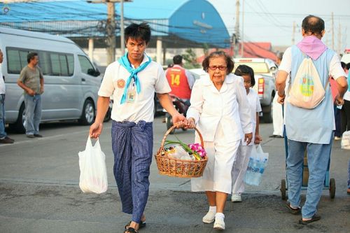 ภาพ No.18964:ประมวลภาพตักบาตรพระ 10,000 รูป ณ ถนนเอกชัย จ.สมุทรสาคร