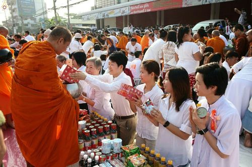 ภาพ No.18965:ประมวลภาพตักบาตรพระ 10,000 รูป ณ ถนนเอกชัย จ.สมุทรสาคร