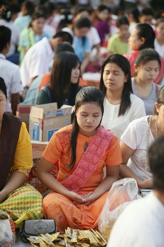 ภาพ No.18967:ประมวลภาพตักบาตรพระ 10,000 รูป ณ ถนนเอกชัย จ.สมุทรสาคร