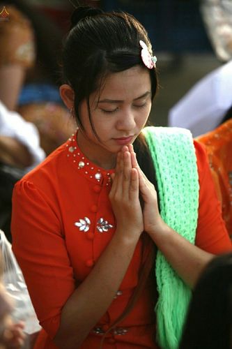 ภาพ No.18966:ประมวลภาพตักบาตรพระ 10,000 รูป ณ ถนนเอกชัย จ.สมุทรสาคร