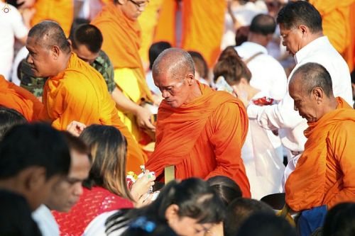 ภาพ No.18969:ประมวลภาพตักบาตรพระ 10,000 รูป ณ ถนนเอกชัย จ.สมุทรสาคร