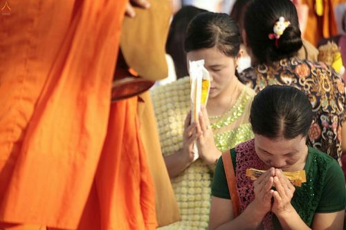 ภาพ No.18968:ประมวลภาพตักบาตรพระ 10,000 รูป ณ ถนนเอกชัย จ.สมุทรสาคร