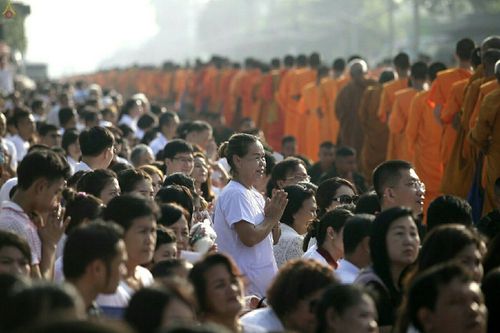 ภาพ No.18970:ประมวลภาพตักบาตรพระ 10,000 รูป ณ ถนนเอกชัย จ.สมุทรสาคร