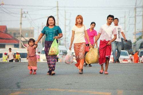 ภาพ No.18971:ประมวลภาพตักบาตรพระ 10,000 รูป ณ ถนนเอกชัย จ.สมุทรสาคร