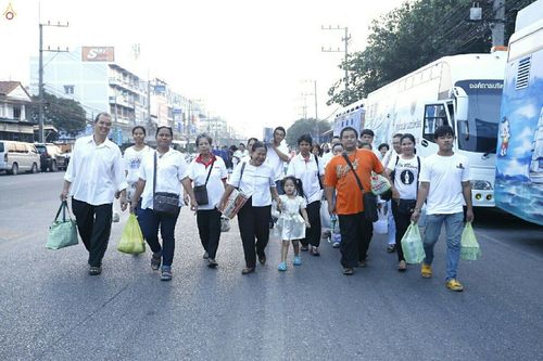 ภาพ No.18972:ประมวลภาพตักบาตรพระ 10,000 รูป ณ ถนนเอกชัย จ.สมุทรสาคร