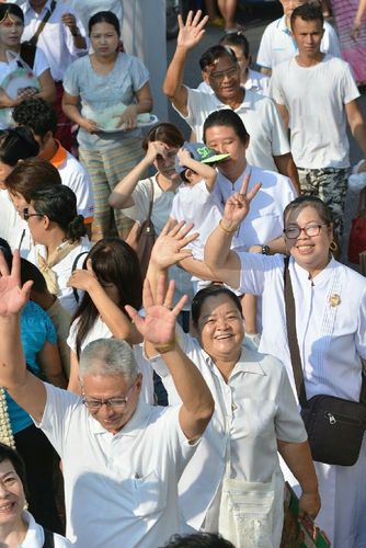 ภาพ No.18973:ประมวลภาพตักบาตรพระ 10,000 รูป ณ ถนนเอกชัย จ.สมุทรสาคร