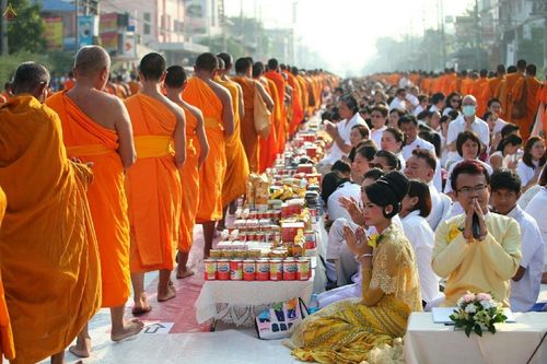 ภาพ No.18975:ประมวลภาพตักบาตรพระ 10,000 รูป ณ ถนนเอกชัย จ.สมุทรสาคร