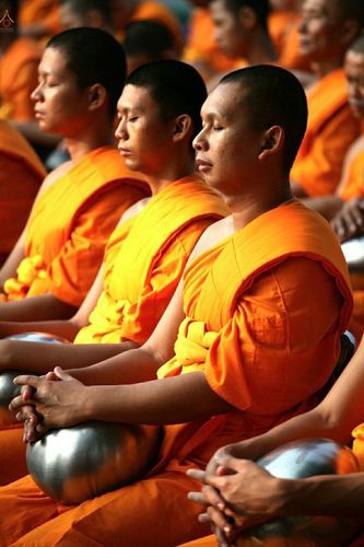 ภาพ No.18976:ประมวลภาพตักบาตรพระ 10,000 รูป ณ ถนนเอกชัย จ.สมุทรสาคร