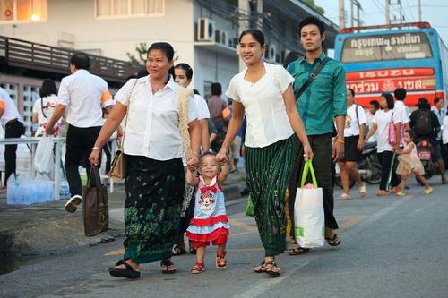 ภาพ No.18979:ประมวลภาพตักบาตรพระ 10,000 รูป ณ ถนนเอกชัย จ.สมุทรสาคร