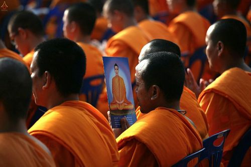 ภาพ No.18978:ประมวลภาพตักบาตรพระ 10,000 รูป ณ ถนนเอกชัย จ.สมุทรสาคร