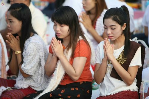 ภาพ No.18981:ประมวลภาพตักบาตรพระ 10,000 รูป ณ ถนนเอกชัย จ.สมุทรสาคร