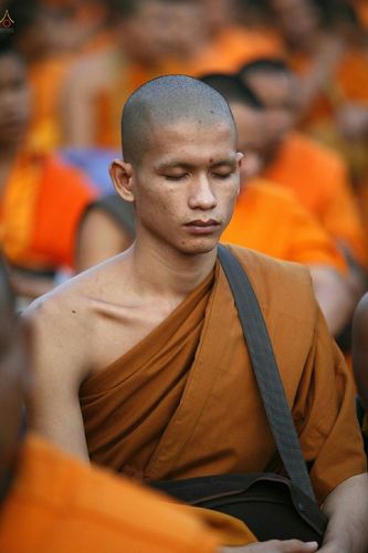 ภาพ No.18983:ประมวลภาพตักบาตรพระ 10,000 รูป ณ ถนนเอกชัย จ.สมุทรสาคร